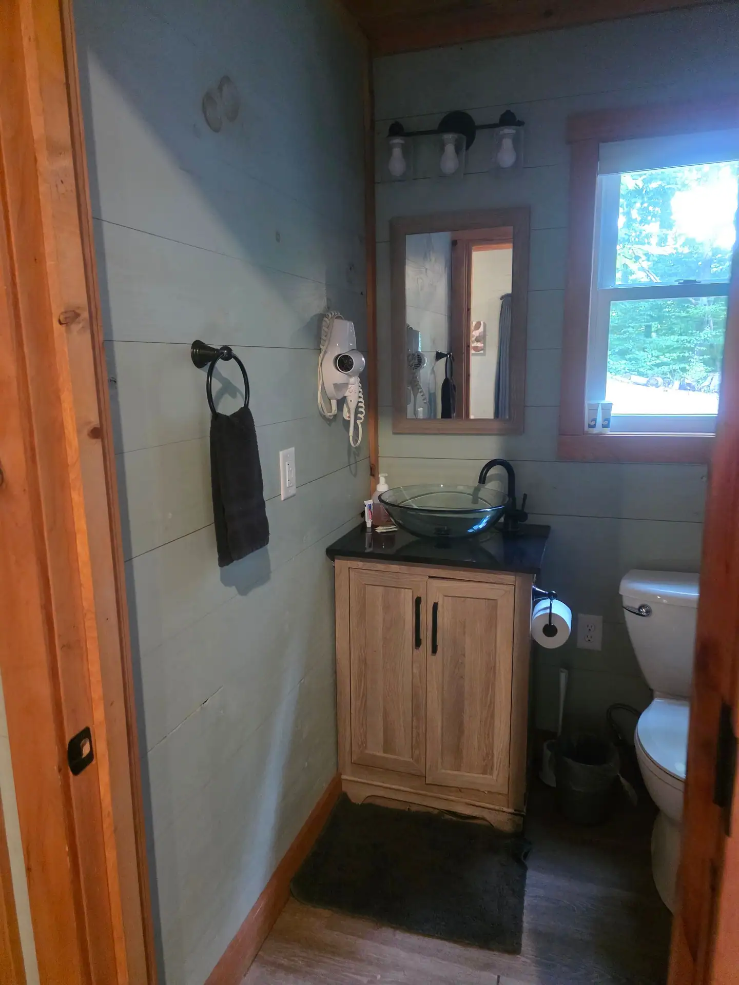 Bathroom with wood vanity, vessel sink and mirror at Dogwood Run cabin