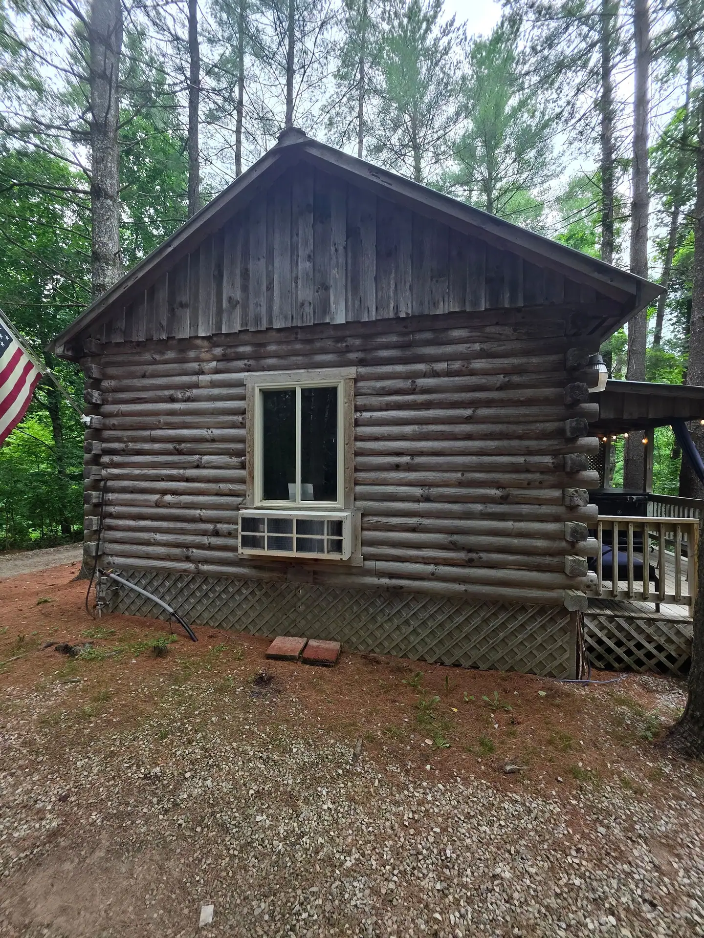 Side view of Eagles Nest log cabin with the covered deck at the back corner